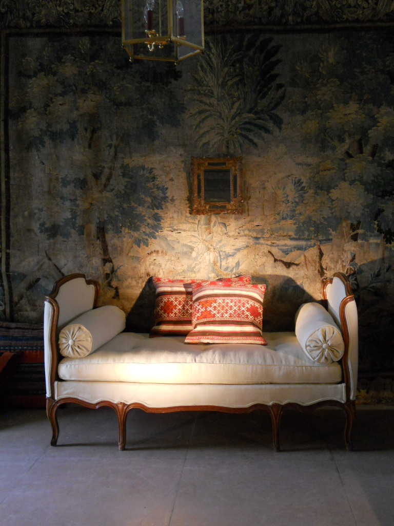 SOLD            French daybed Louis XV